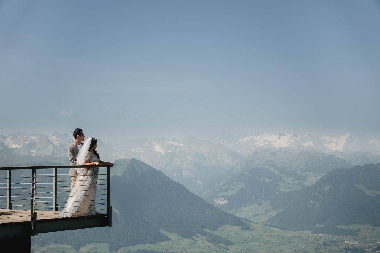 En el mirador, contemplando los Alpes