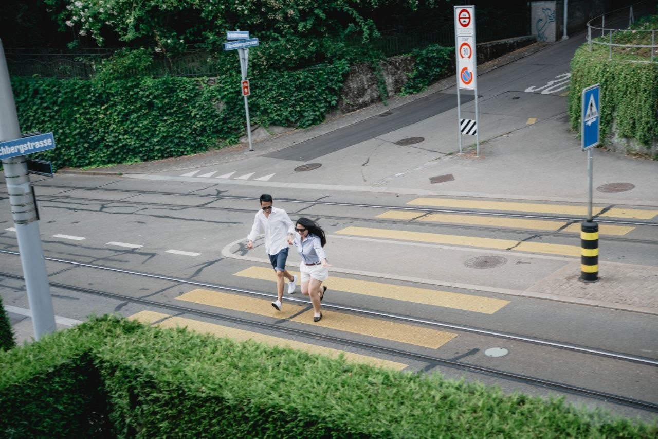 Cruzando la calle en Zúrich